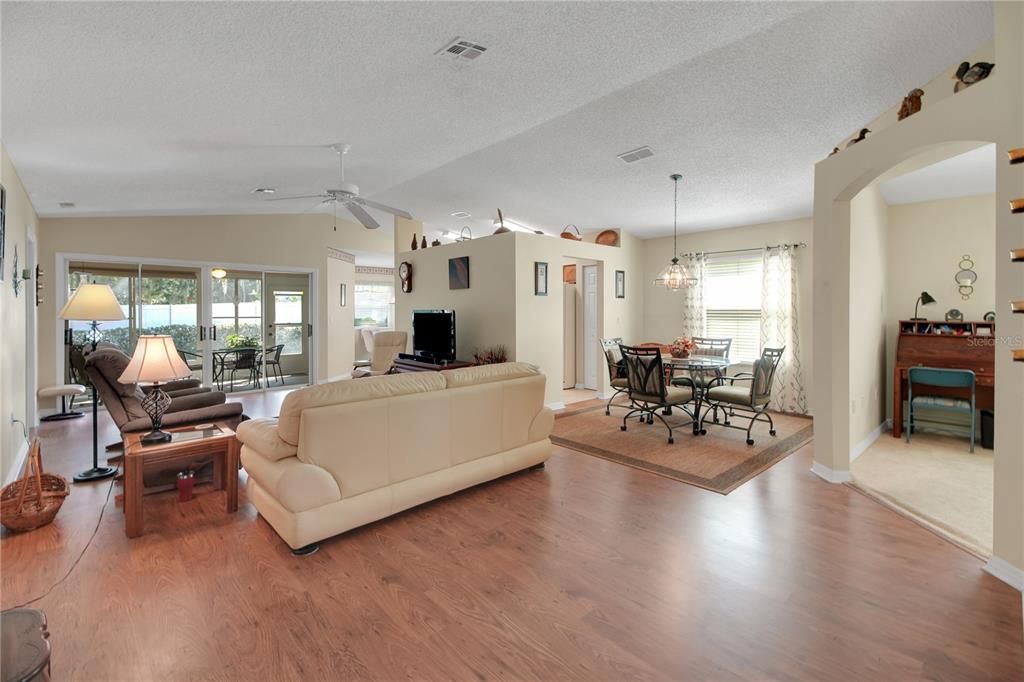 Active With Contract: $239,900 (3 beds, 2 baths, 1595 Square Feet)