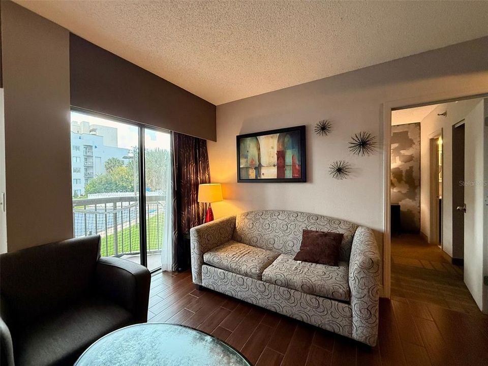 待售: $258,000 (2 贝兹, 2 浴室, 578 平方英尺)