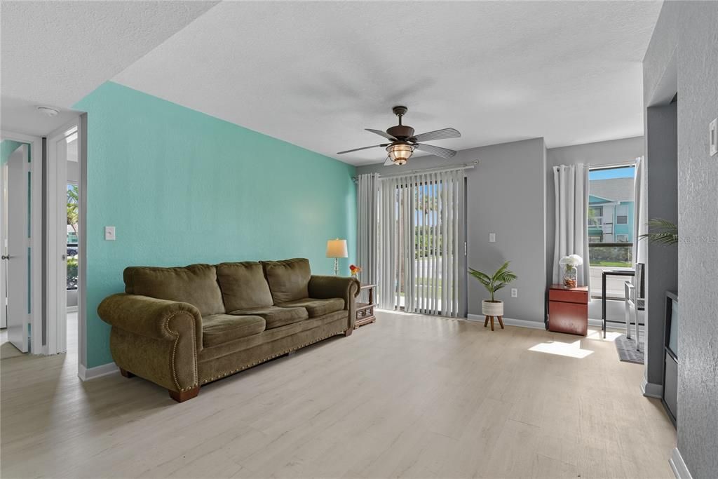 En Venta: $175,000 (2 camas, 2 baños, 898 Pies cuadrados)