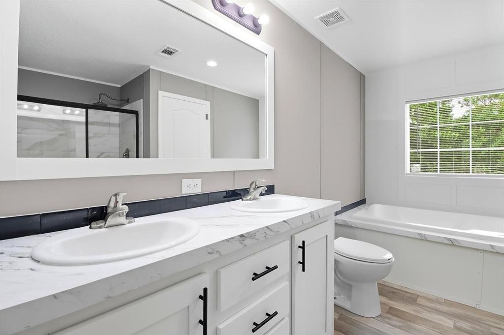 На продажу: $239,900 (3 спален, 2 ванн, 1352 Квадратных фут)