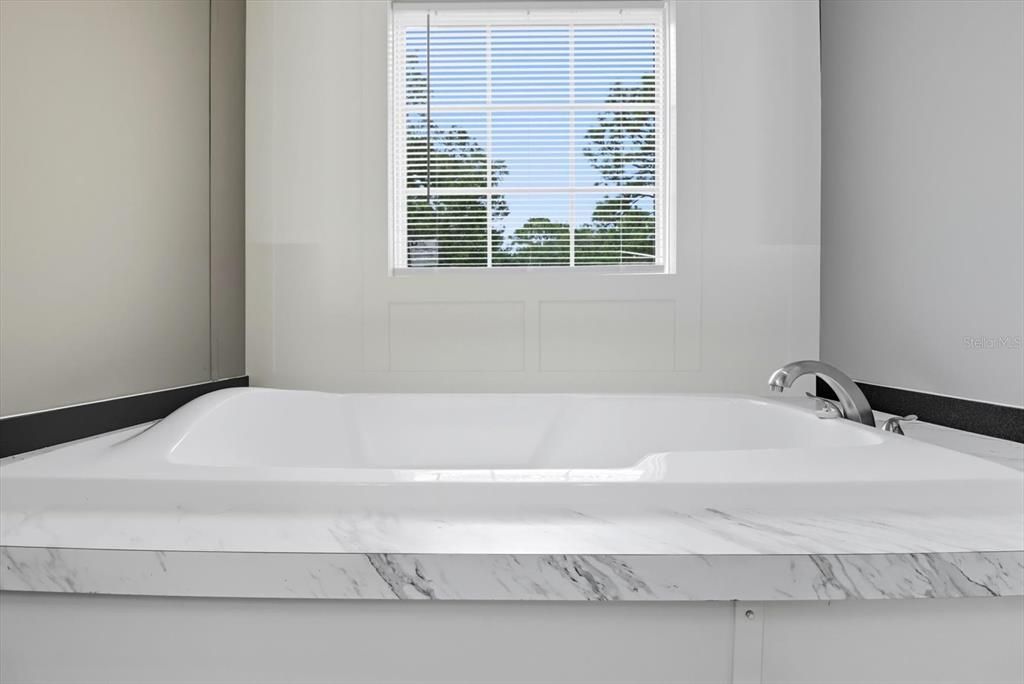 На продажу: $239,900 (3 спален, 2 ванн, 1352 Квадратных фут)