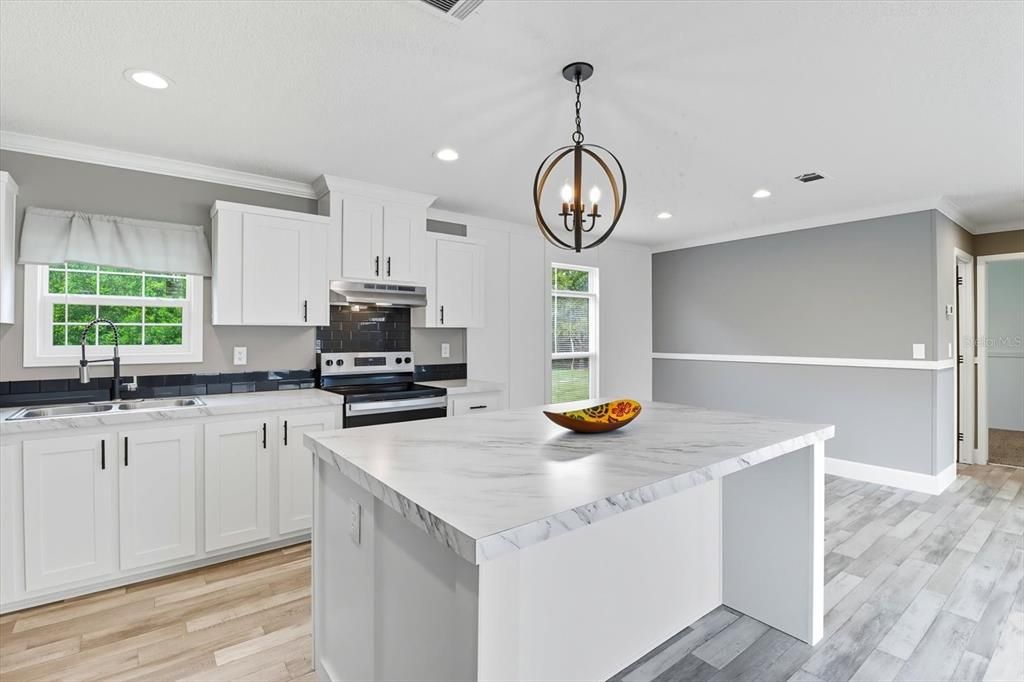 На продажу: $239,900 (3 спален, 2 ванн, 1352 Квадратных фут)