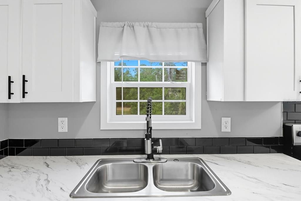 На продажу: $239,900 (3 спален, 2 ванн, 1352 Квадратных фут)