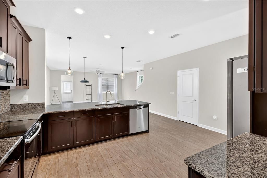 En Venta: $469,900 (3 camas, 2 baños, 2077 Pies cuadrados)