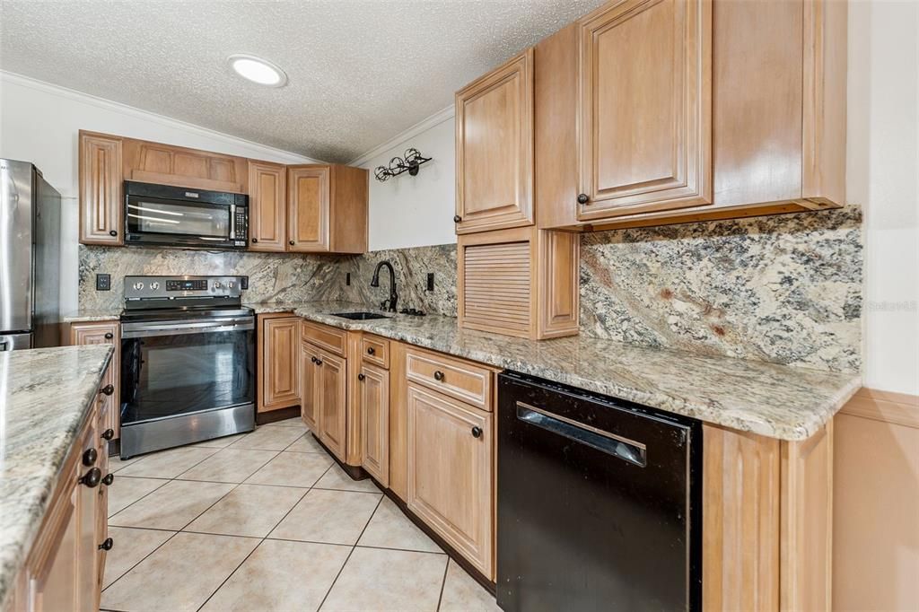 待售: $270,000 (2 贝兹, 2 浴室, 1900 平方英尺)