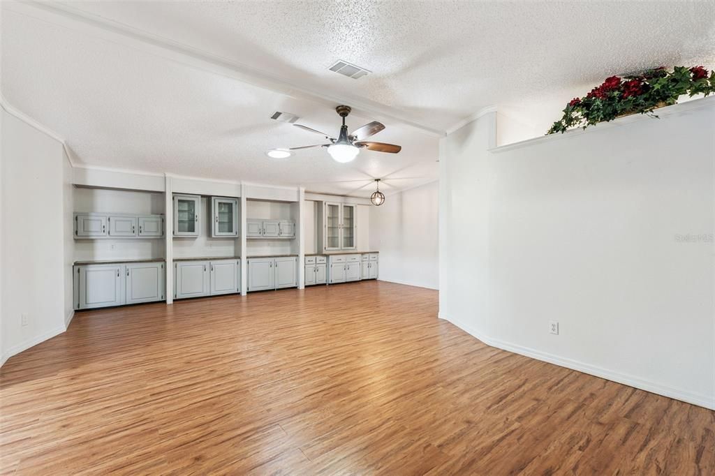 待售: $270,000 (2 贝兹, 2 浴室, 1900 平方英尺)