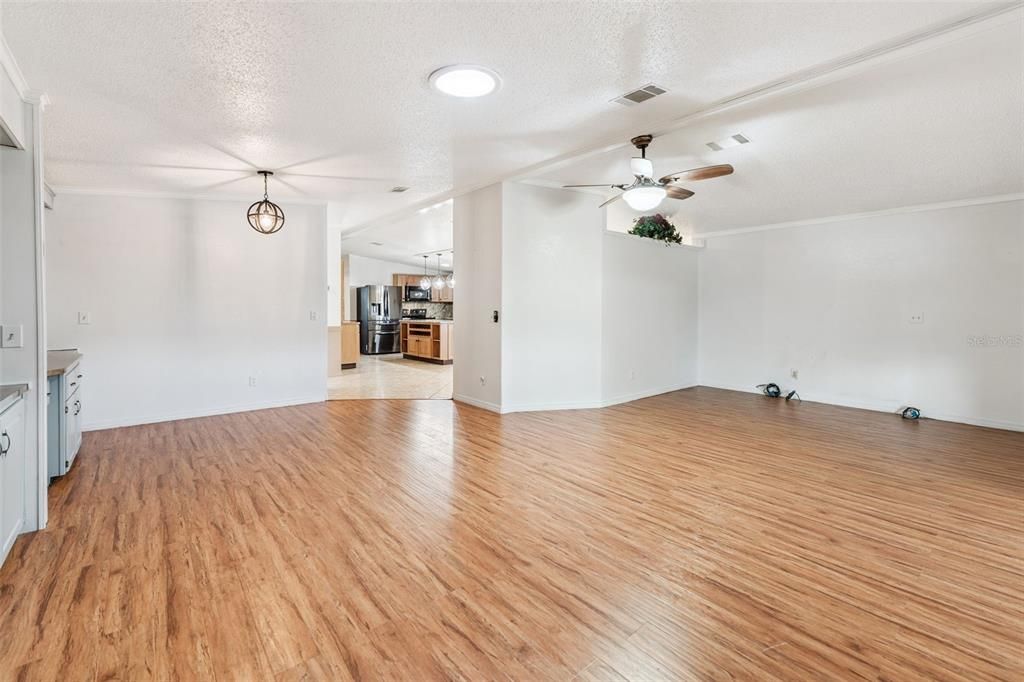 待售: $270,000 (2 贝兹, 2 浴室, 1900 平方英尺)