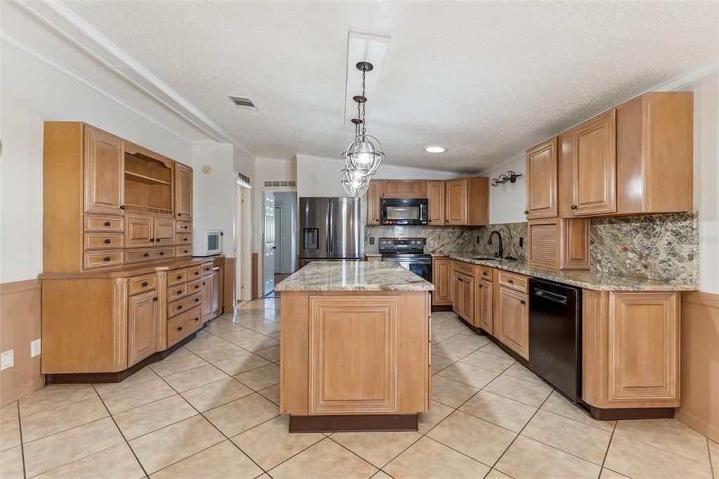 待售: $270,000 (2 贝兹, 2 浴室, 1900 平方英尺)