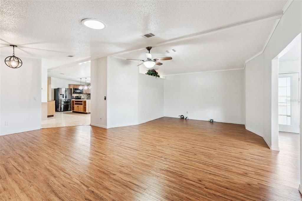 待售: $270,000 (2 贝兹, 2 浴室, 1900 平方英尺)