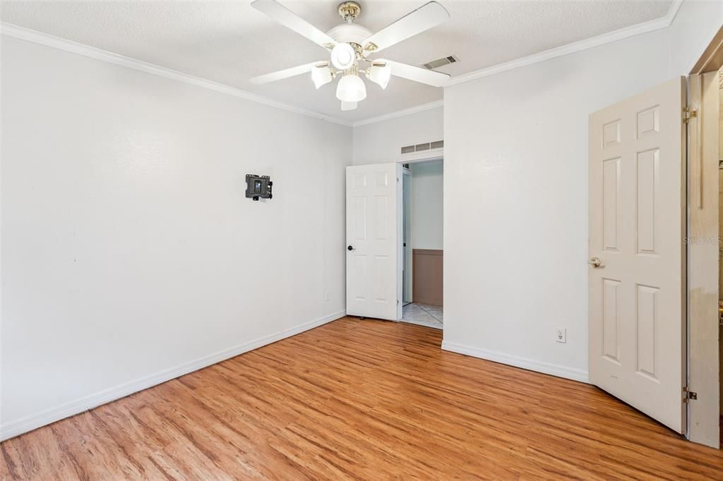 待售: $270,000 (2 贝兹, 2 浴室, 1900 平方英尺)