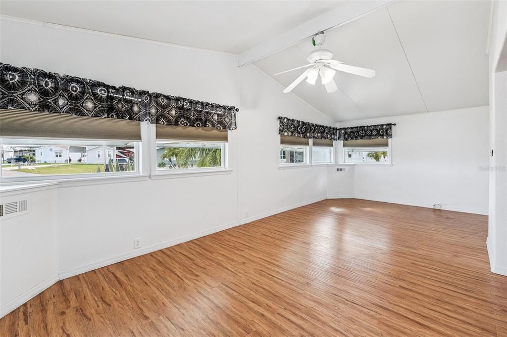 待售: $270,000 (2 贝兹, 2 浴室, 1900 平方英尺)