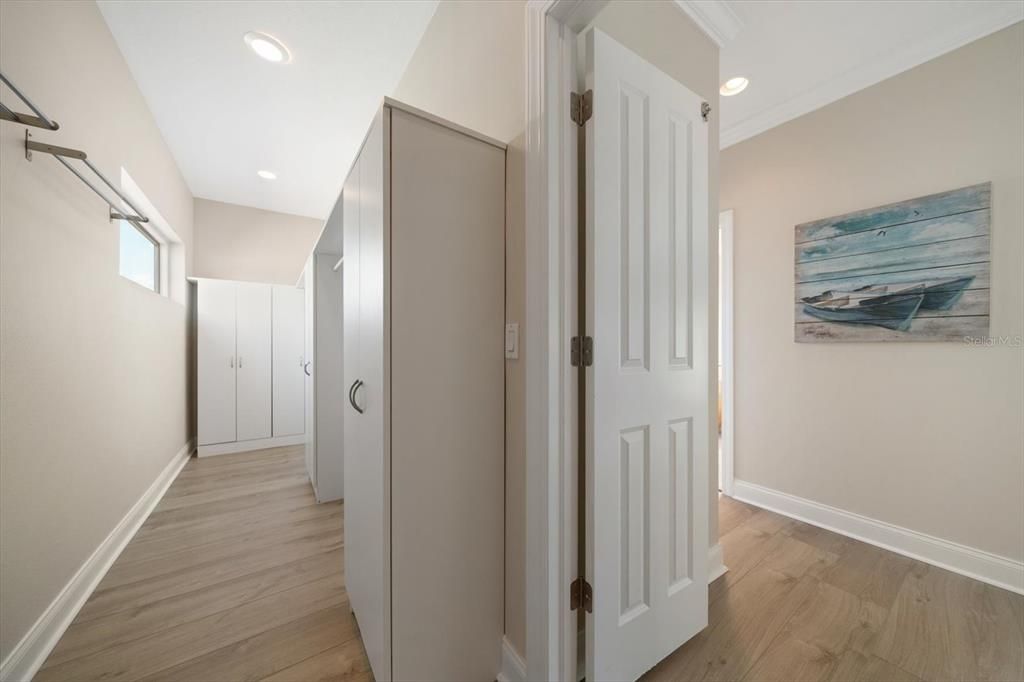 合同活跃: $1,649,900 (3 贝兹, 2 浴室, 2230 平方英尺)