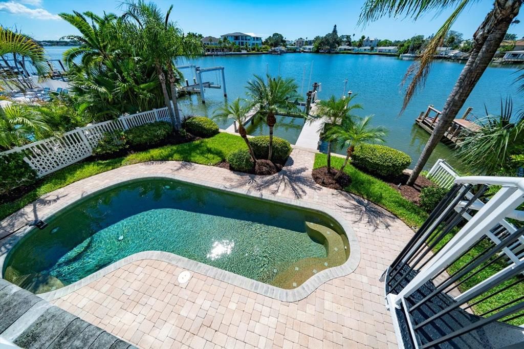 合同活跃: $1,649,900 (3 贝兹, 2 浴室, 2230 平方英尺)