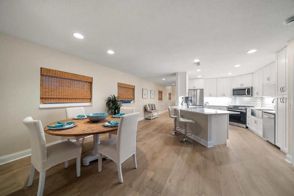 合同活跃: $1,649,900 (3 贝兹, 2 浴室, 2230 平方英尺)