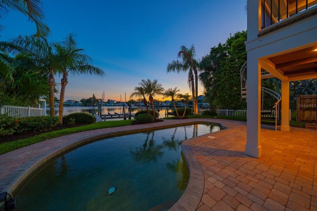 合同活跃: $1,649,900 (3 贝兹, 2 浴室, 2230 平方英尺)