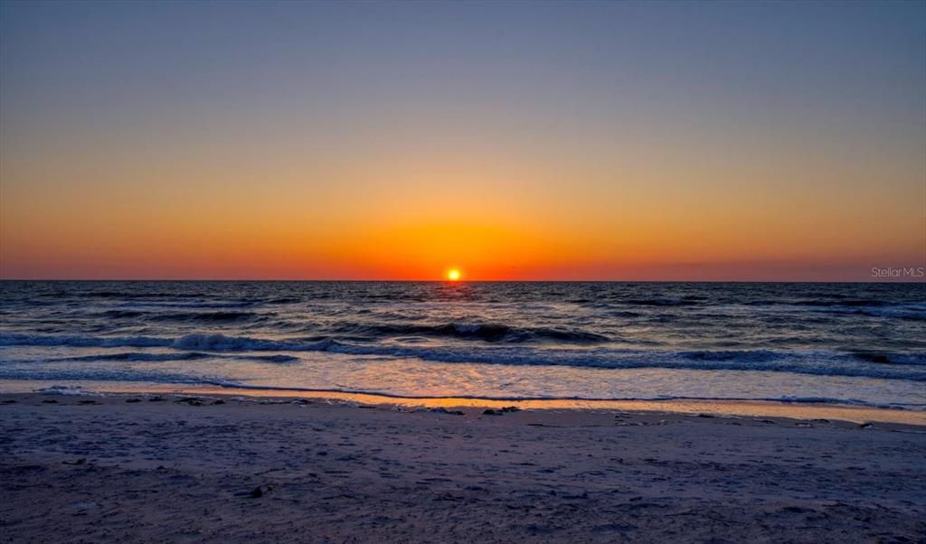 合同活跃: $1,649,900 (3 贝兹, 2 浴室, 2230 平方英尺)