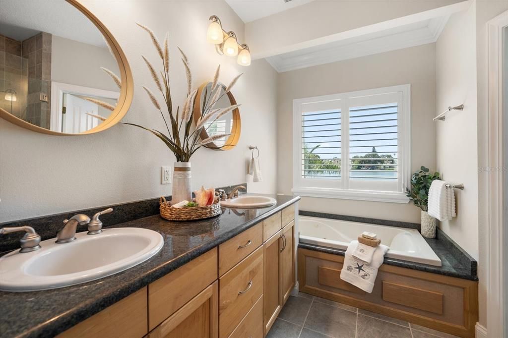 合同活跃: $1,649,900 (3 贝兹, 2 浴室, 2230 平方英尺)