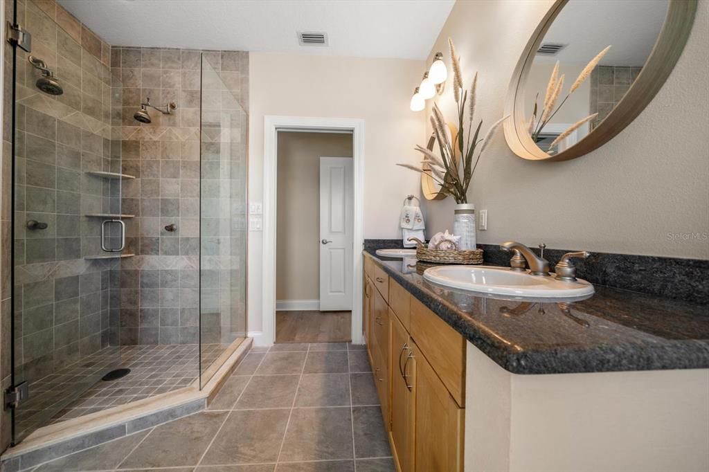 合同活跃: $1,649,900 (3 贝兹, 2 浴室, 2230 平方英尺)