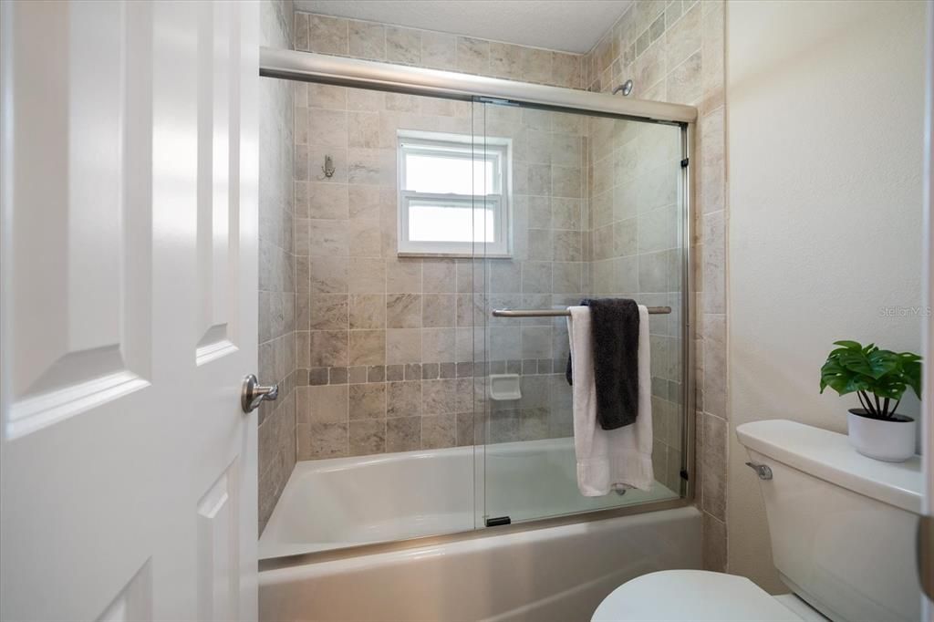 合同活跃: $1,649,900 (3 贝兹, 2 浴室, 2230 平方英尺)