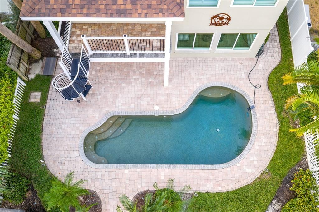 合同活跃: $1,649,900 (3 贝兹, 2 浴室, 2230 平方英尺)