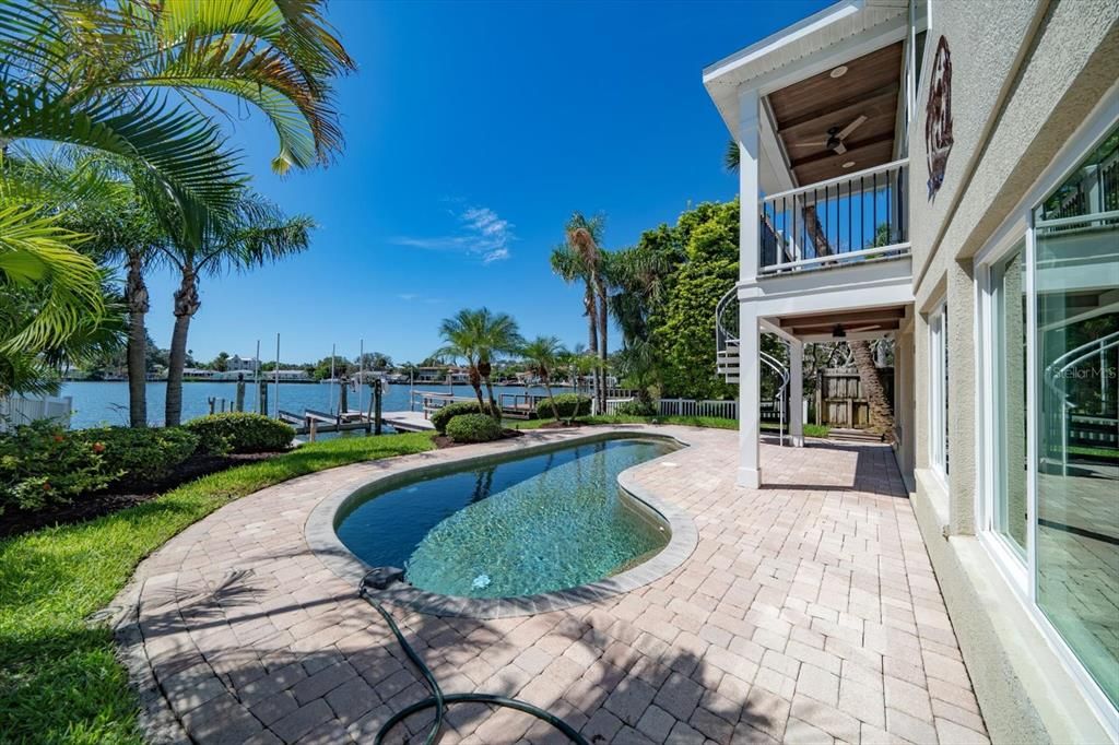 合同活跃: $1,649,900 (3 贝兹, 2 浴室, 2230 平方英尺)