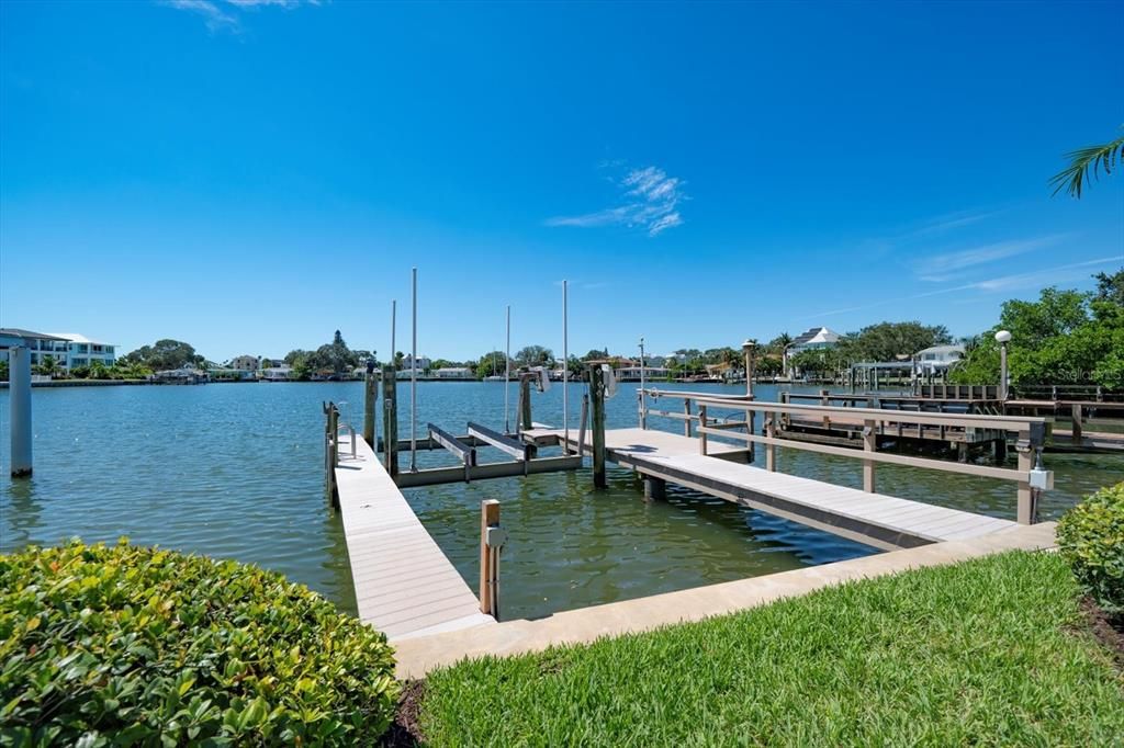 合同活跃: $1,649,900 (3 贝兹, 2 浴室, 2230 平方英尺)