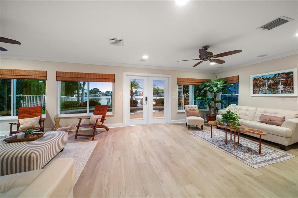 合同活跃: $1,649,900 (3 贝兹, 2 浴室, 2230 平方英尺)