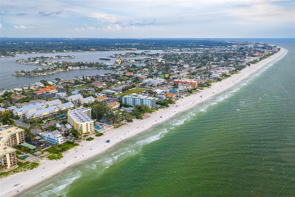 合同活跃: $1,649,900 (3 贝兹, 2 浴室, 2230 平方英尺)