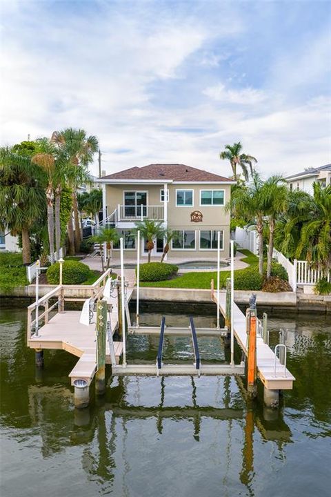 合同活跃: $1,649,900 (3 贝兹, 2 浴室, 2230 平方英尺)