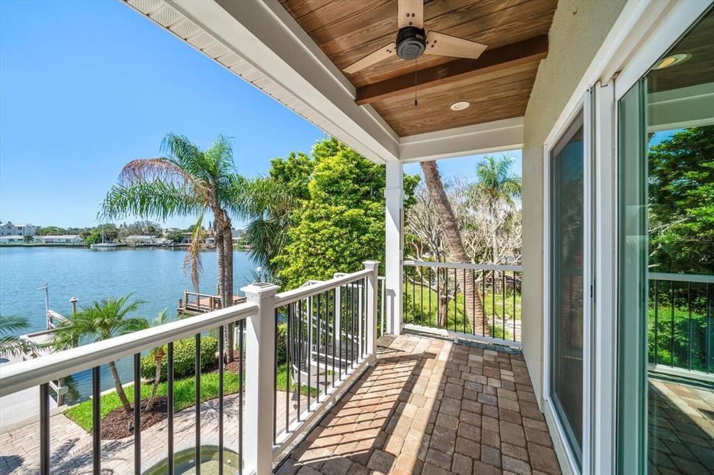 合同活跃: $1,649,900 (3 贝兹, 2 浴室, 2230 平方英尺)