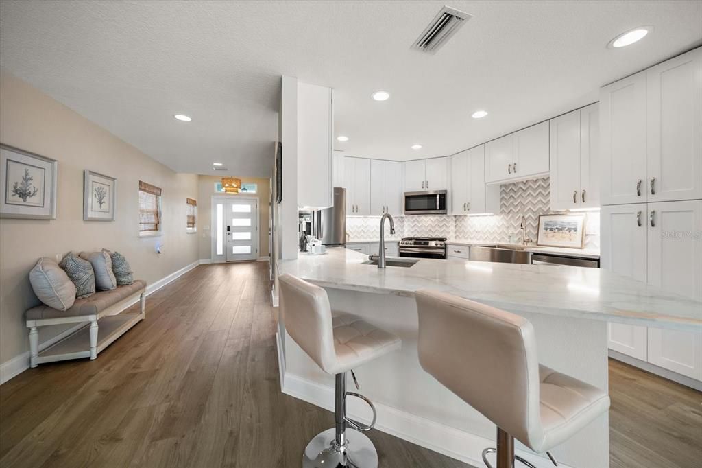 合同活跃: $1,649,900 (3 贝兹, 2 浴室, 2230 平方英尺)