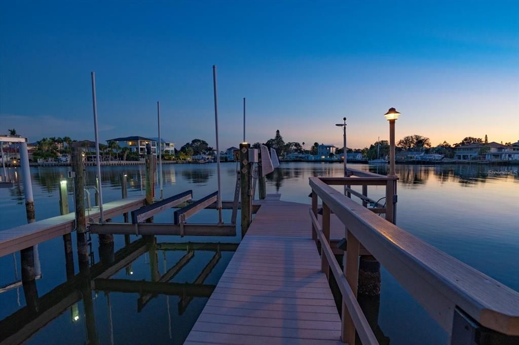 合同活跃: $1,649,900 (3 贝兹, 2 浴室, 2230 平方英尺)