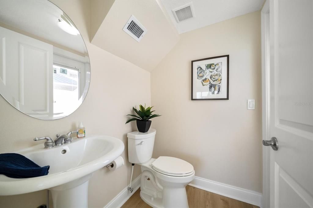 合同活跃: $1,649,900 (3 贝兹, 2 浴室, 2230 平方英尺)