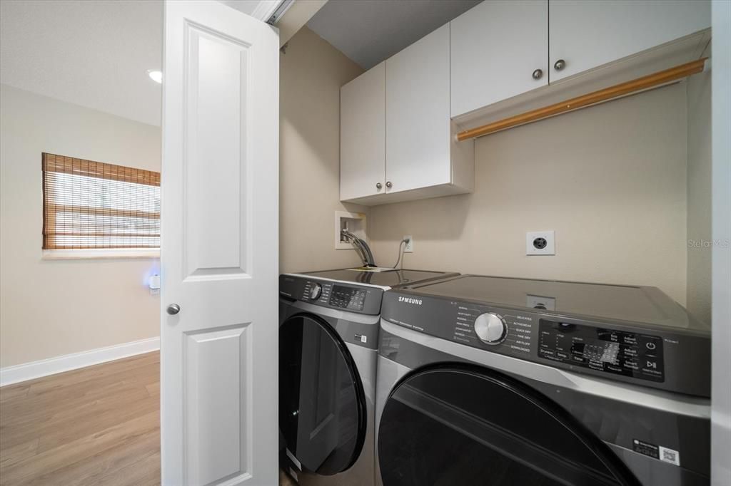 合同活跃: $1,649,900 (3 贝兹, 2 浴室, 2230 平方英尺)