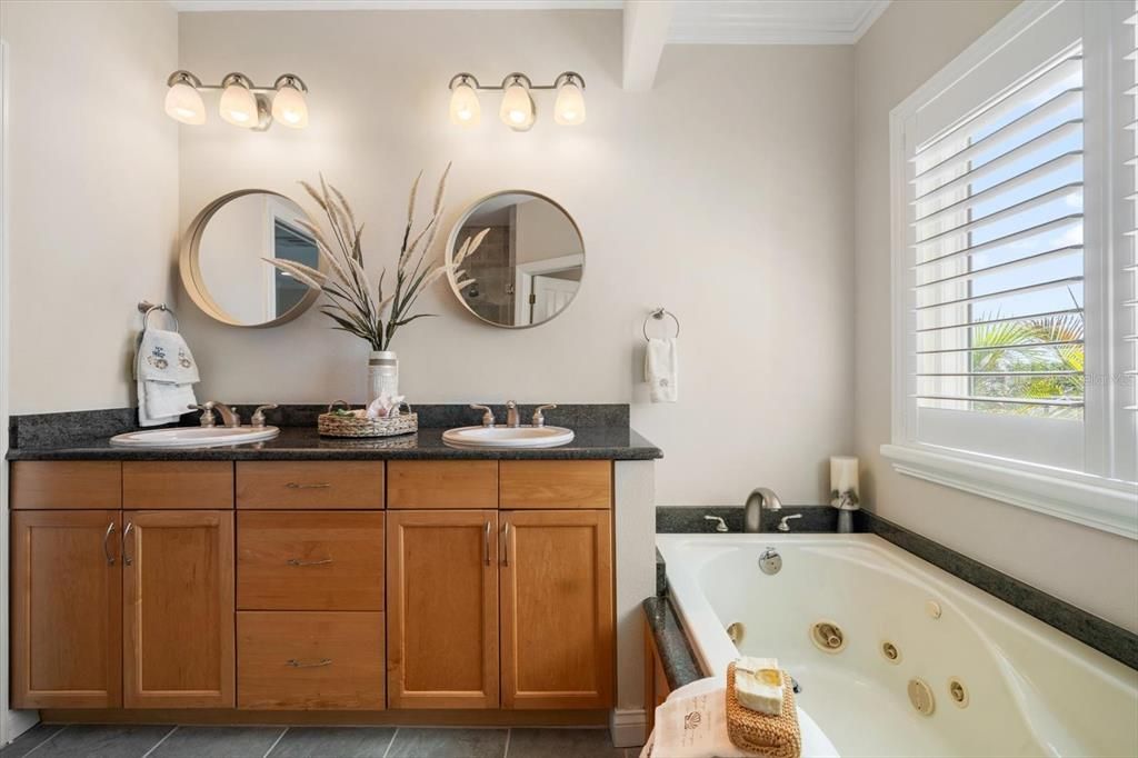 合同活跃: $1,649,900 (3 贝兹, 2 浴室, 2230 平方英尺)