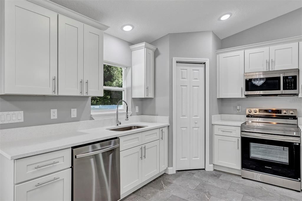 Active With Contract: $273,900 (3 beds, 2 baths, 1439 Square Feet)