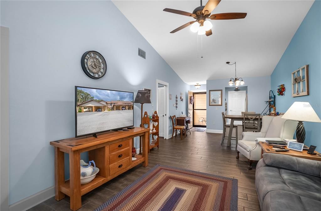 待售: $165,000 (2 贝兹, 2 浴室, 1146 平方英尺)