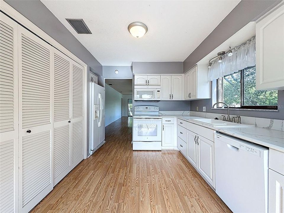 待售: $129,900 (2 贝兹, 2 浴室, 1144 平方英尺)