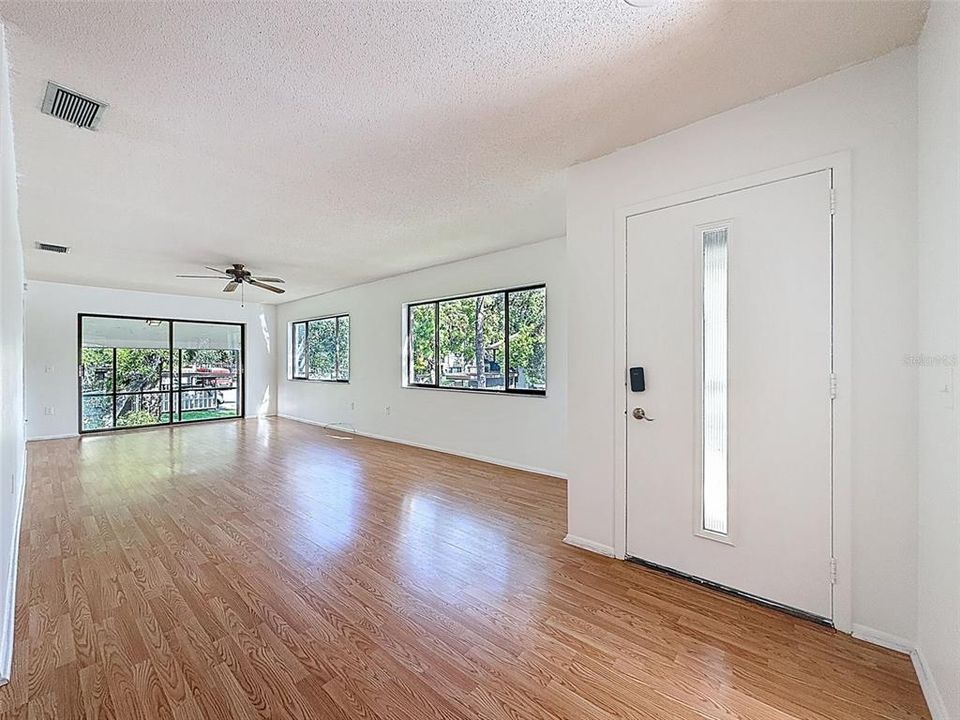 待售: $129,900 (2 贝兹, 2 浴室, 1144 平方英尺)