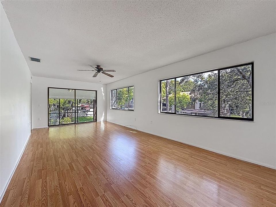 待售: $129,900 (2 贝兹, 2 浴室, 1144 平方英尺)