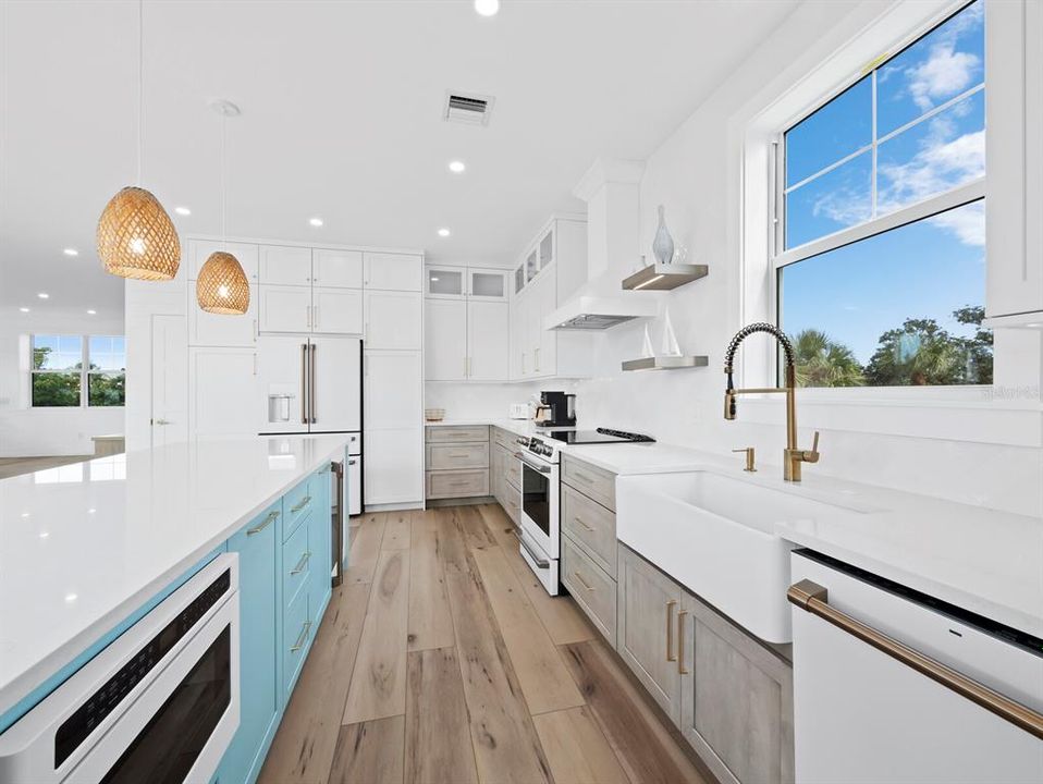 Под контрактом: $2,449,000 (4 спален, 4 ванн, 2875 Квадратных фут)