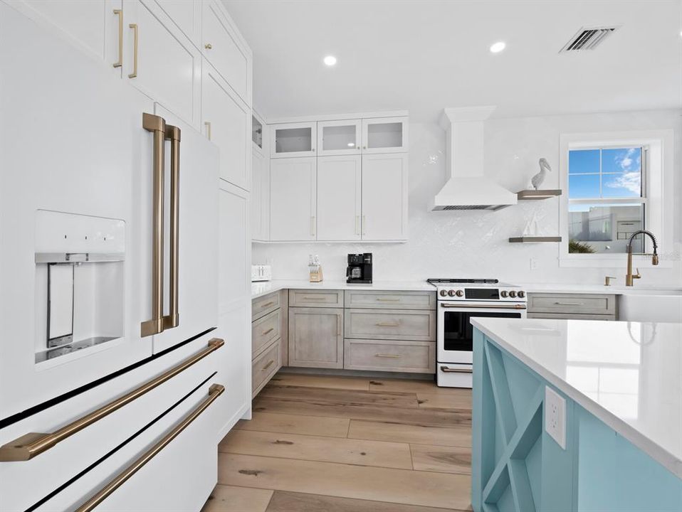 Под контрактом: $2,449,000 (4 спален, 4 ванн, 2875 Квадратных фут)