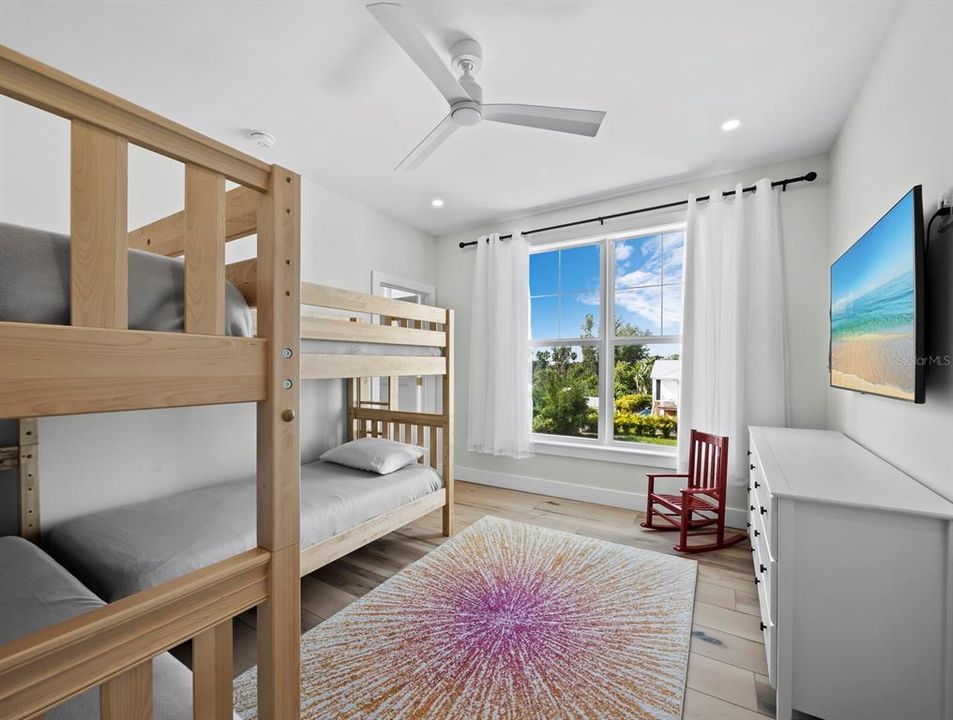 Под контрактом: $2,449,000 (4 спален, 4 ванн, 2875 Квадратных фут)