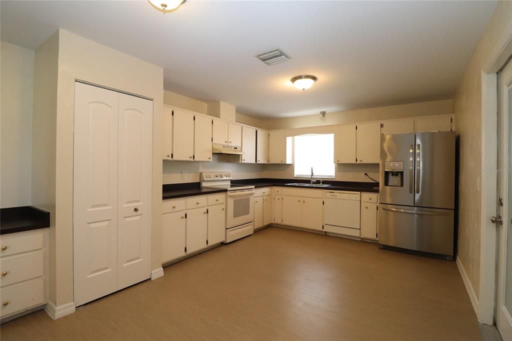 For Rent: $1,800 (3 beds, 2 baths, 1412 Square Feet)