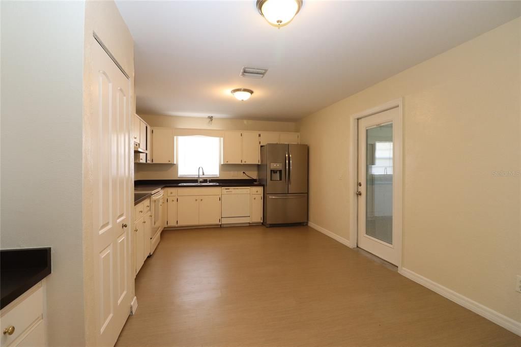 For Rent: $1,800 (3 beds, 2 baths, 1412 Square Feet)