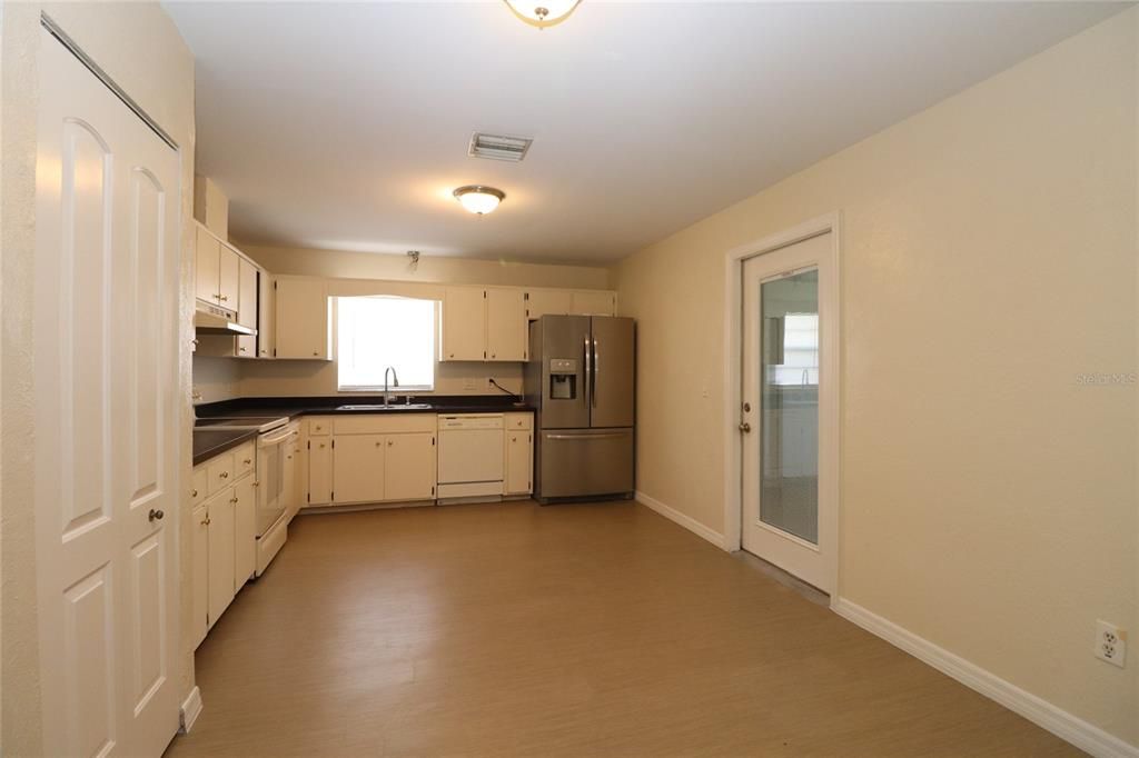 For Rent: $1,800 (3 beds, 2 baths, 1412 Square Feet)