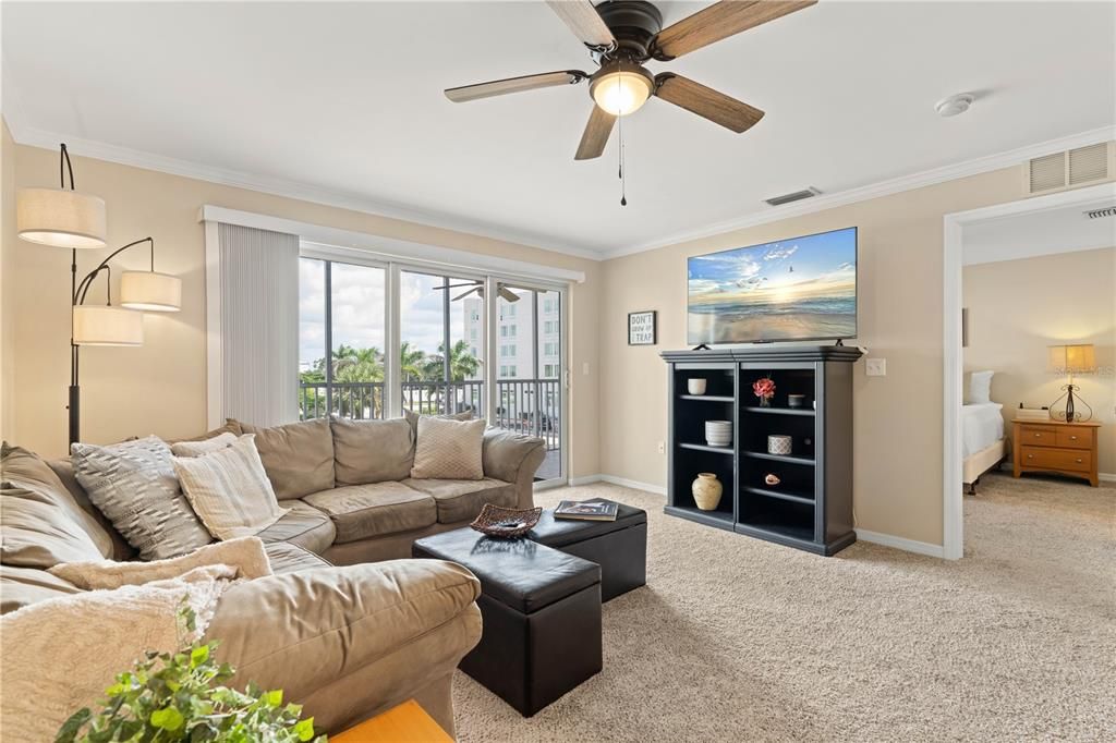 For Sale: $245,000 (2 beds, 2 baths, 1077 Square Feet)