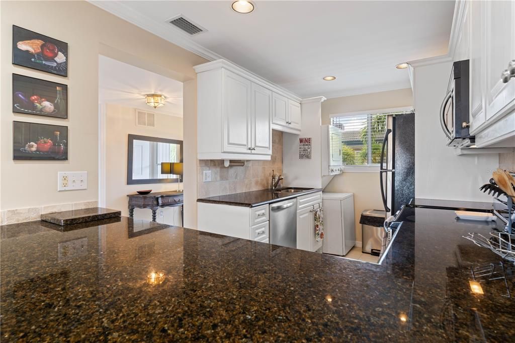 For Sale: $245,000 (2 beds, 2 baths, 1077 Square Feet)