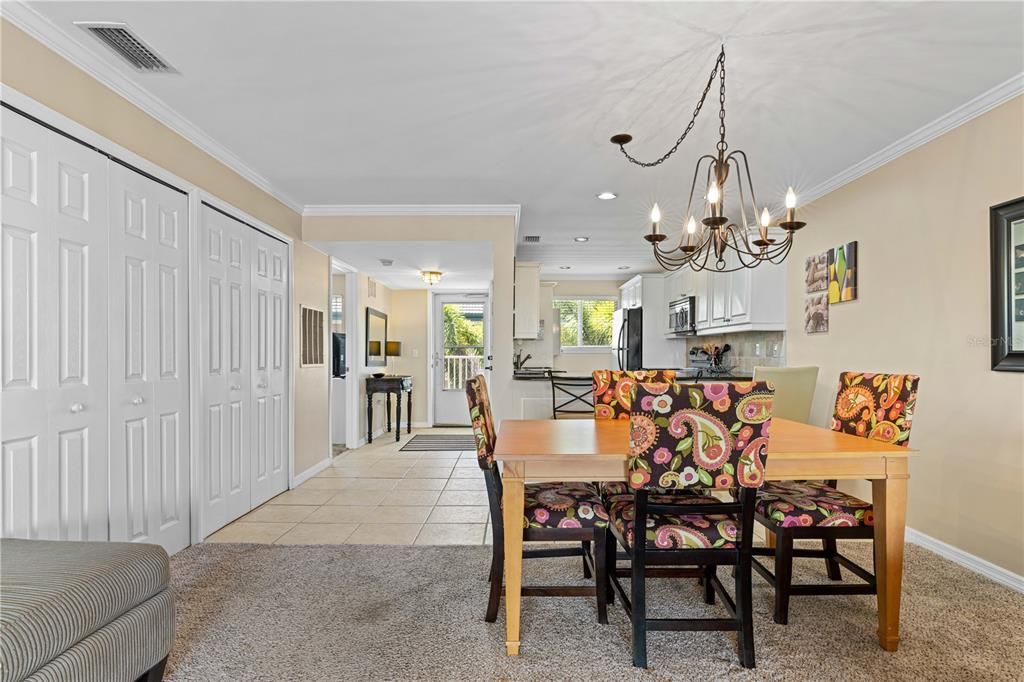 For Sale: $245,000 (2 beds, 2 baths, 1077 Square Feet)