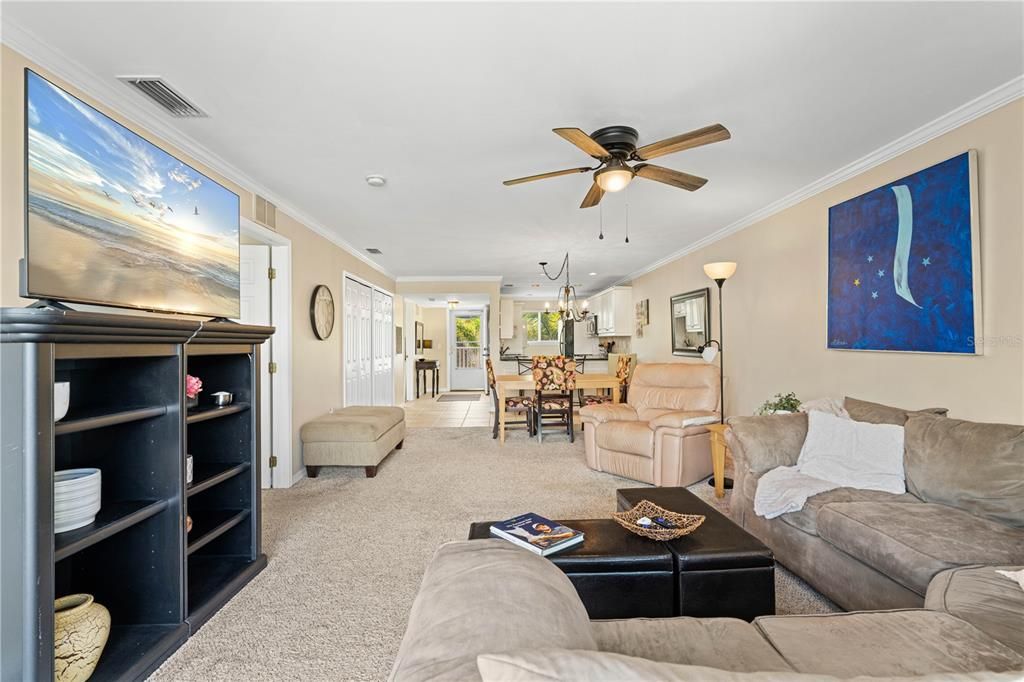 For Sale: $245,000 (2 beds, 2 baths, 1077 Square Feet)